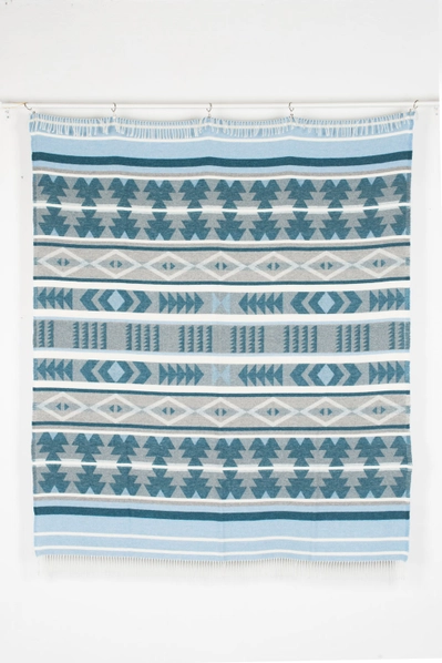 Manta_Wild_Azul_Cielo_Gris_-_1.webp